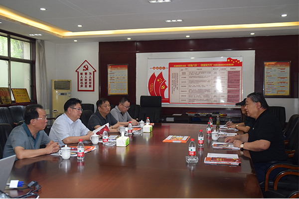 臨汾市市場(chǎng)監(jiān)督管理局局長(zhǎng)、非公企業(yè)黨委書記張東紅<br>在科海集團(tuán)調(diào)研非公黨建工作